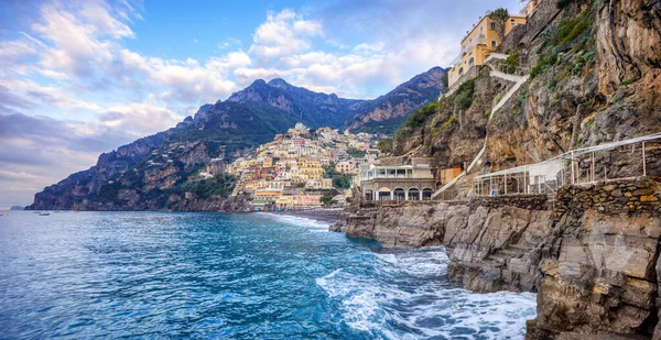 岩の多いアマルフィ海岸 地中海 ナポリ 南イタリアのポジターノ村のパノラマビュー — ストック写真