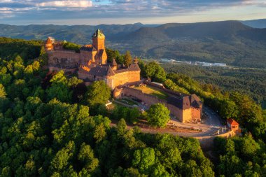 Selestat tarafından Vosges dağlarındaki Ortaçağ Şatosu du Haut-Koenigsbourg şatosu Fransa 'nın Alsace kentinin en önemli tarihi eserlerinden biridir.