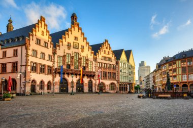 Ortaçağ Roemer binası, Almanya 'da Frankfurt am Main eyaletinde yer alan bir belediye binasıdır. Roemer şehrin en önemli simgelerinden biridir..