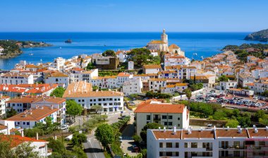 Costa Brava, Katalonya, İspanya 'nın Akdeniz kıyısındaki Picturesque Kadaques kasabası. Kadavralar ressam Salvador Dali 'nin doğduğu yerdir..