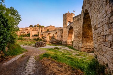 Besalu 'nun tarihi köprüsü ve kuleleri Eski kasaba, Katalonya, İspanya