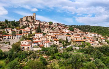Eus, Fransa 'nın Pyrenees dağlarındaki ortaçağ tepe kasabası Fransa' nın en güzel köylerinden ve popüler bir turizm beldesidir.