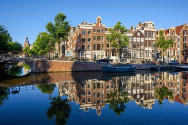 Amsterdam şehir merkezinde, Hollanda 'nın kuzeyinde Prinsengracht kanalında geleneksel kahverengi tuğlalı evler