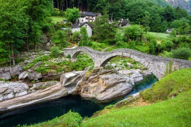 İsviçre 'nin İsviçre Alp Dağları' ndaki Verzasca vadisinde Lavertezzo köyündeki romantik Ponte dei Salti taş köprüsü