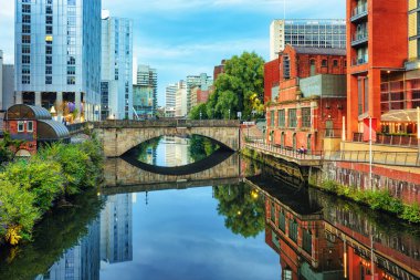 River Irwell kıyıları Manchester Şehir Merkezi, İngiltere
