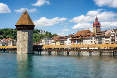 Lucerne şehrinin tarihi eski kasabası ve güneşli bir yaz gününde ahşap Şapel Köprüsü, İsviçre