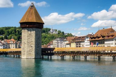Lucerne şehrinin tarihi kenti, güneşli bir yaz gününde Reuss nehrine yansıyan Ortaçağ Wasserturm Kulesi ve Guetsch Şatosu manzarası