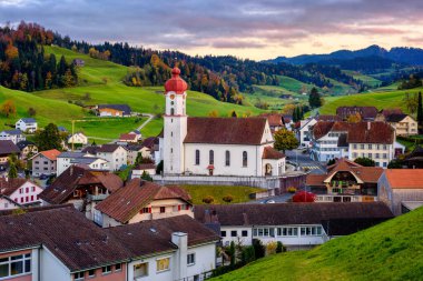 Resimli bir köy. Günbatımı lifi, Lucerne kantonu, İsviçre Alpleri vadisi. Bavul İsviçre 'nin en güzel köylerinden biridir..