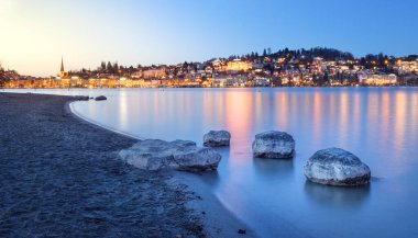 Lucerne Gölü 'nden İsviçre' nin gün batımında Lucerne şehrinin panoramik manzarası