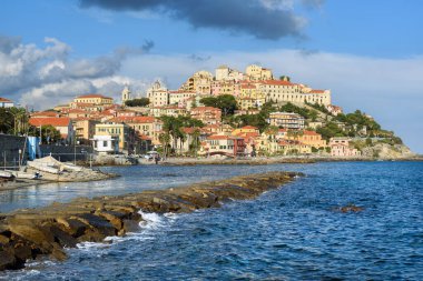Porto Maurizio, Imperia 'nın eski bir kasabası, İtalyan Riviera, Liguria, İtalya' da renkli evleri olan güzel bir kasaba.