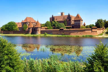 Polonya 'nın Malbork kentindeki Tötonik Düzen Şatosu dünyanın en büyük şatosu ve UNESCO Dünya Kültür Mirası sahası.