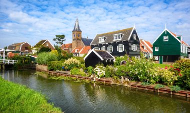 Marken, Markermeer Gölü, Kuzey Hollanda, Hollanda 'daki tarihi köy, geleneksel Hollanda ahşap evleri ile ünlüdür, Amsterdam yakınlarında popüler bir turizm beldesidir.