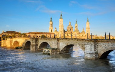 Meryem Ana 'nın Katedrali, Ebro Nehri manzaralı, Zaragoza şehri, İspanya