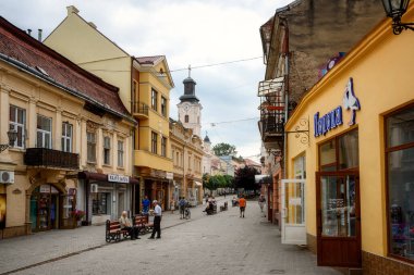 Uzhgorod, Ukrayna - 27 Temmuz 2019: Ukrayna 'nın Transcarpathia bölgesinin başkenti Ukrayna' nın tarihi Uzhgorod kasabasının merkezi yaya sokağı