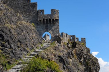 İsviçre, Sion 'daki tarihi Tourbillon Şatosu' nun duvarları ve kapısı.