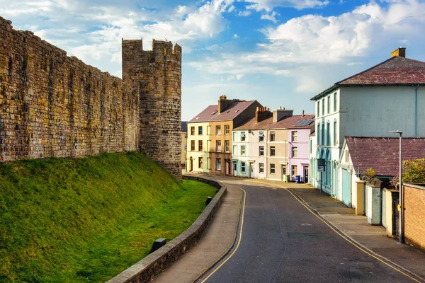 Rumah Berwarna Dan Tembok Kota Dalam Sejarah Kota Tua Caernarfon — Stok Foto