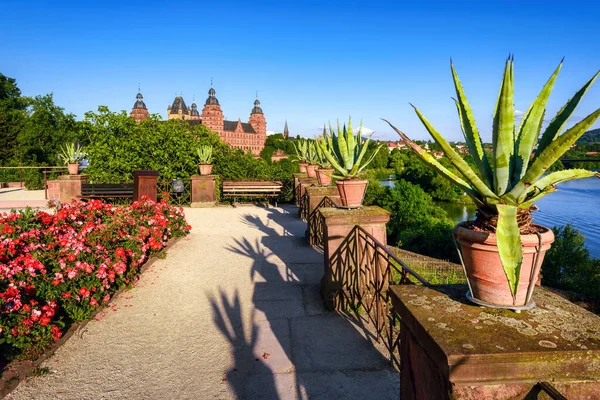 Taman Umum Sungai Utama Dengan Pemandangan Istana Bersejarah Schloss Johannisburg — Stok Foto