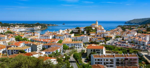 スペインのカタルーニャ州コスタ ブラバの地中海沿岸にある絵のようなカダケスの町 カダケは画家サルバドール ダリの生誕地として有名です — ストック写真