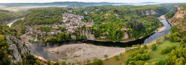 Panoramatický Výhled Balazuc Jednu Nejkrásnějších Vesnic Francii Posazenou Skále Malebné — Stock fotografie