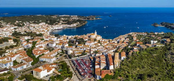 コスタ ブラバ カタルーニャ スペインの地中海沿岸の絵のようなカダックスの町のパノラマビュー カダケは画家サルバドール ダリの生誕地として有名です — ストック写真