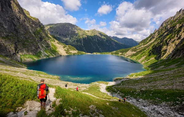 Wandelaars Dalen Van Mount Rysy Naar Czarny Staw Black Lake — Stockfoto