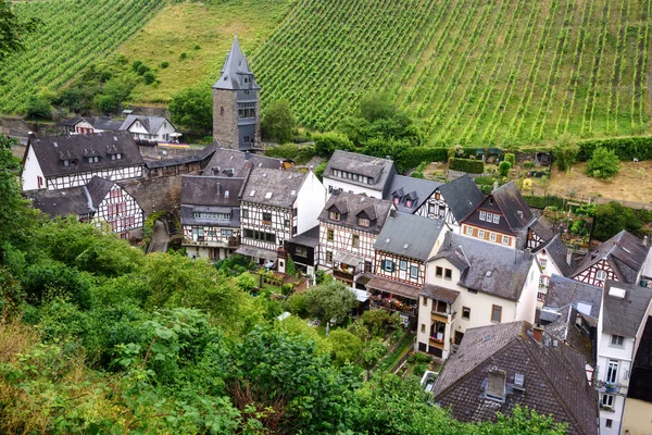 Historische Fachwerkhäuser Inmitten Grüner Weinberge Bacharach Rheintal Deutschland — Stockfoto
