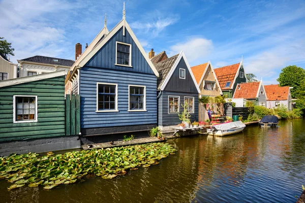 Rijp村 Purmerend オランダの伝統的な木製のカラフルな水辺の家 — ストック写真