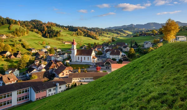 Panoramatický Výhled Malebnou Vesničku Lucerne Kantonu Lucerne Švýcarské Údolí Alp — Stock fotografie