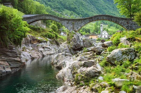 Jembatan Batu Tua Dan Gereja Desa Lavertezzo Yang Indah Ticino — Stok Foto