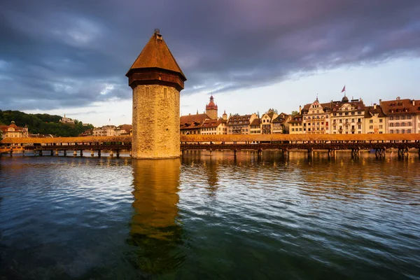 Altstadt Von Luzern Schweiz Blick Auf Wasserturm Hölzerne Kapellenbrücke Und — Stockfoto