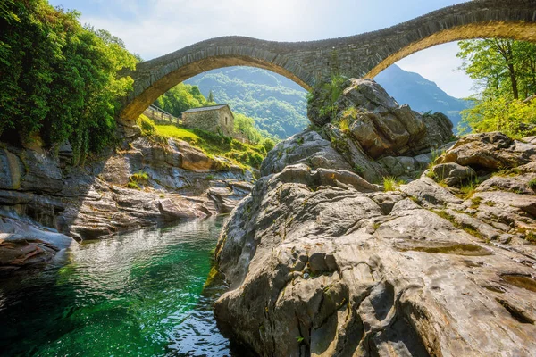 Puente Romántico Ponte Dei Salti Lavertezzo Valle Verzasca Las Montañas — Foto de Stock