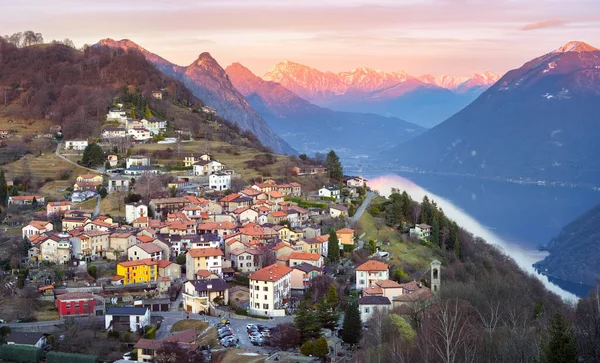 Sebuah Desa Alpen Monte Bre Dan Danau Lugano Pegunungan Alpen — Stok Foto