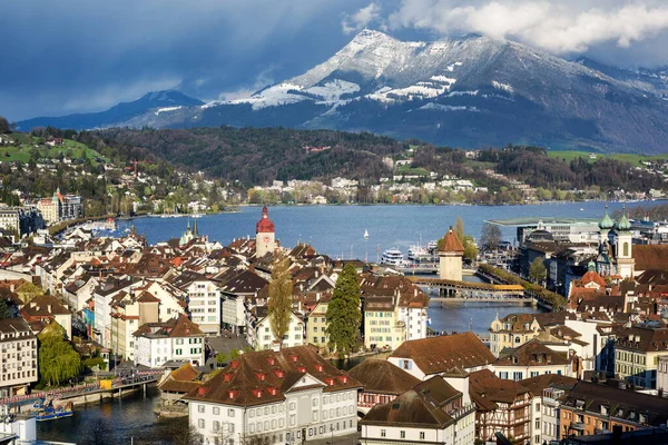 ルツェルン湖の旧市街と雪に覆われたスイスアルプスのリギ山 スイス — ストック写真