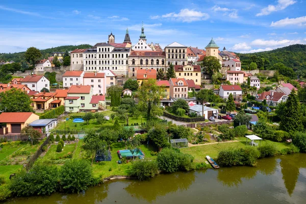 ロケット カルロヴィ ヴァリ地域のオア川のカラフルな歴史的な町 チェコ共和国 — ストック写真