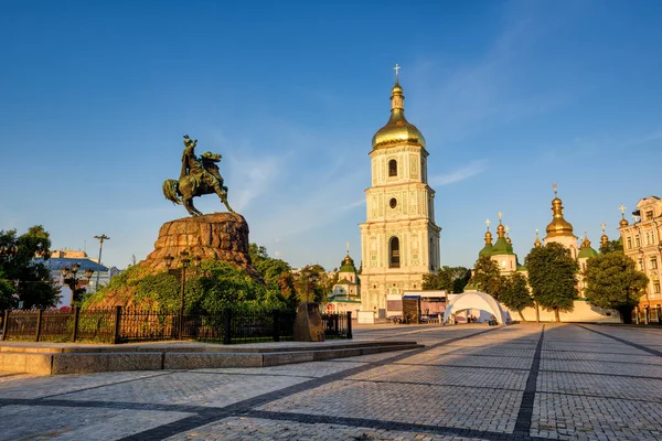 基辅市中心的索菲亚广场和乌克兰基辅圣索菲亚大教堂的赫梅利尼茨基纪念碑和钟塔 — 图库照片