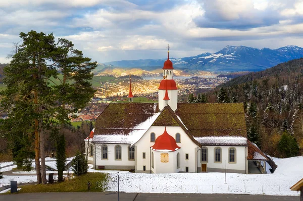 Igreja Hergiswald Nas Montanhas Dos Alpes Suíços Bem Acima Cidade — Fotografia de Stock