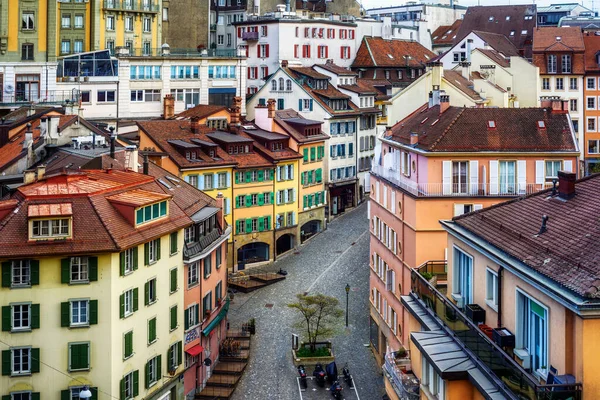 スイスのローザンヌは 歴史的な旧市街のタイル張りの屋根の上に表示 — ストック写真