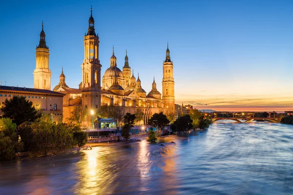 西班牙萨拉戈萨市Ebro河日落时的柱子夫人座堂 — 图库照片