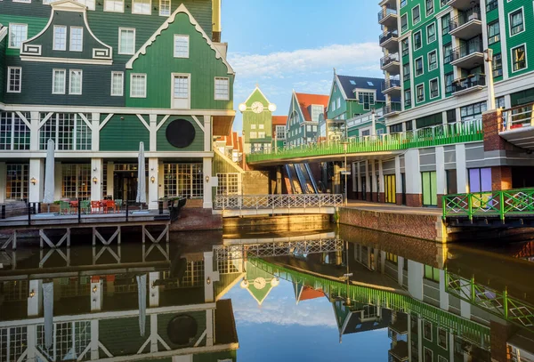 伝統的なスタイルの現代建築で有名なザーンダム市は アムステルダム市 北オランダ オランダから人気のある日帰り旅行先です — ストック写真