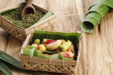 Kanom Look Choup (Tayland) veya Kue Ku Buah (Endonezya), Mung fasulye ve şekerden yapılmış meyveli Mung Mung fasulyesi, Mini meyve veya sebze gibi elle yapılan el yapımı..