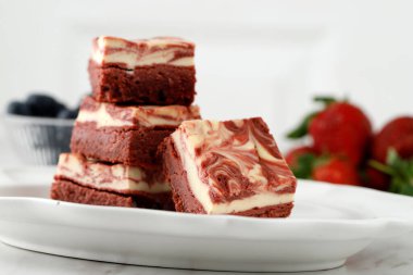 Üstünde Girdap Motifli Kırmızı Kadife Çikolatalı Krem Peynirli Brownie, İki Katlı Lezzetli Ev Yapımı Pasta.