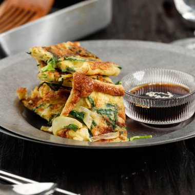 Chives Pancake, Kore 'de Pajeon Pancake kadar popüler. Yumurta, un, soğan ve soğandan ya da yeşil soğandan yapılır. Soya Suyu ve Susam Tohumu Serpiştirme ile servis edilir