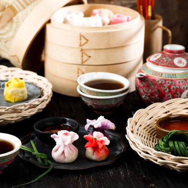 Bambu Stemaer 'ın üzerinde Çin mantısı, güzel renkli bir Dim Sum. Çin Festivali, Dongzhi, Fener, Yeni Yıl, Sonbaharın ortası 'nda Aile Toplantısı' nda Çin Yemeği (Dim Sum) ile birlikte servis edildi.