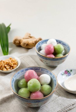 Renkli Çin Yemeği Sıcak Çorbası, Glutinous Rice Ball Çorbası 