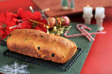 Noel Çalıntı Geleneksel Meyve Ekmeği Şeker Tozu ile Toz almadan önce Aile İçin Çalıntı Tatil İkramı, Taze Pişmiş