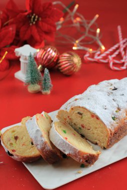 Yılbaşı Stollen 'ı taşra arka planında. Geleneksel Noel Şenlikli Pasta Tatlısı. Almanca. Noel için çalınmış, Kırmızı Konsept