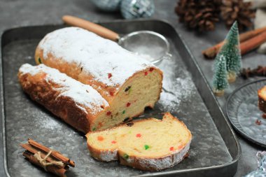 Yılbaşı Stollen 'ı taşra arka planında. Geleneksel Noel Şenlikli Pasta Tatlısı. Almanca. Noel için çalınmış.