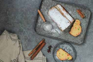 Yılbaşı Stollen 'ı taşra arka planında. Geleneksel Noel Şenlikli Pasta Tatlısı. Almanca. Metin için Kopyalama Alanı ile Noel Tarifi İçeriği Konsepti için Çalındı