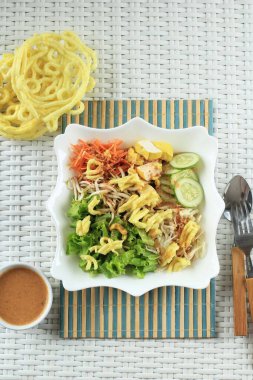 Asinan Betawi. Betawi, Jakarta 'dan Endonezya Çiğ Sebzesi ve Sarı Tofu Fasulyesi Kremalı Tangy Fıstık Sosu. Üstü sarı krakerlerle dolu. Seramik Beyaz Tabakta Servis