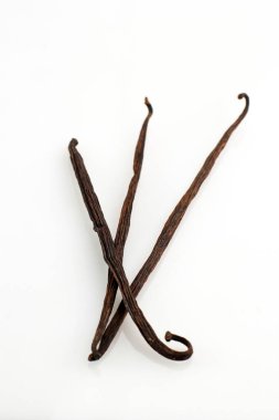 Beyaz İzole Arkaplanda Vanilyalı Fasulye Kabuğu. Metin için Boşluğu Kopyala ile Üç Vanilya Çubuğu Üst Görünümü